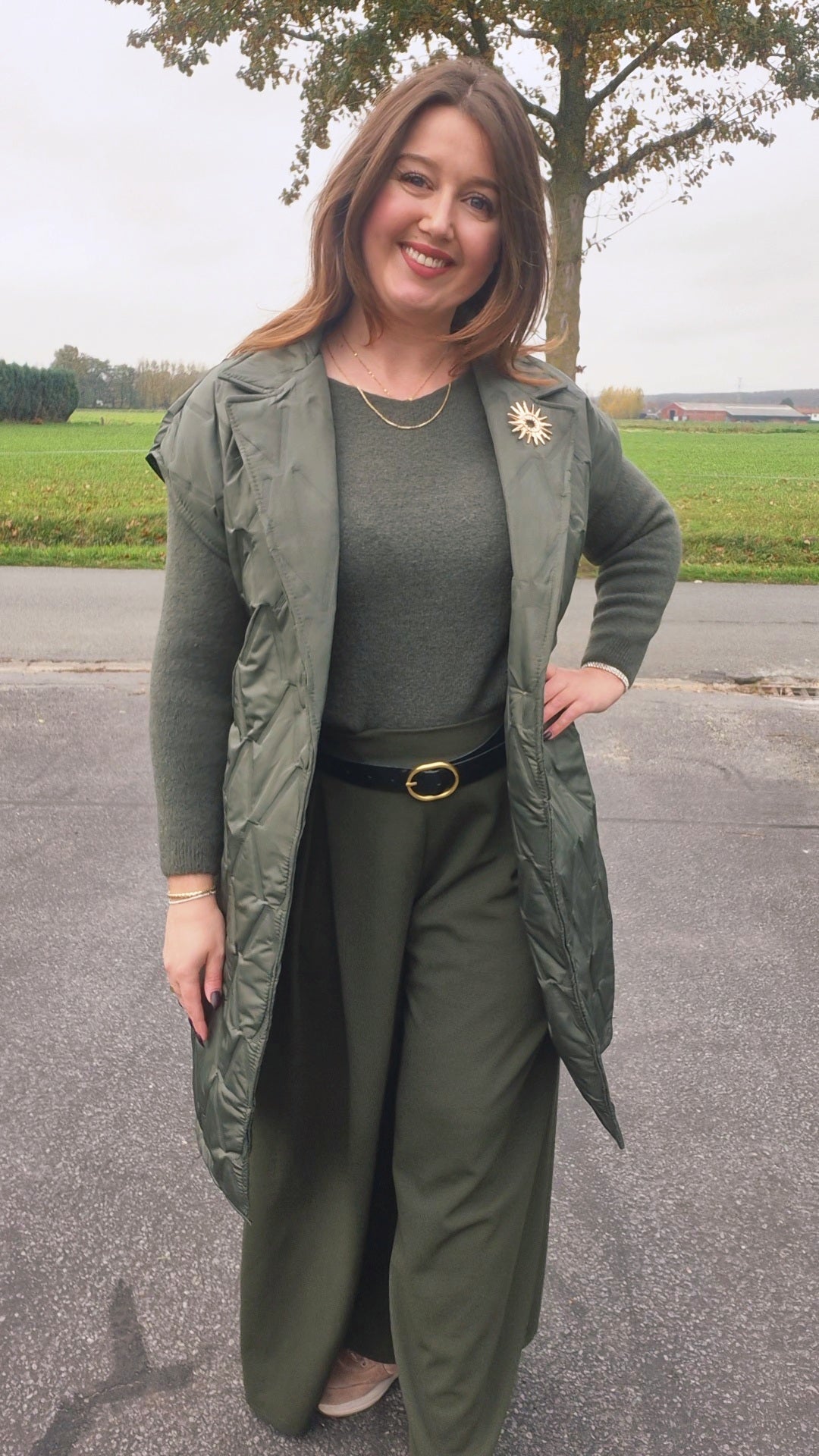 Lange bodywarmer met gouden broche - khaki