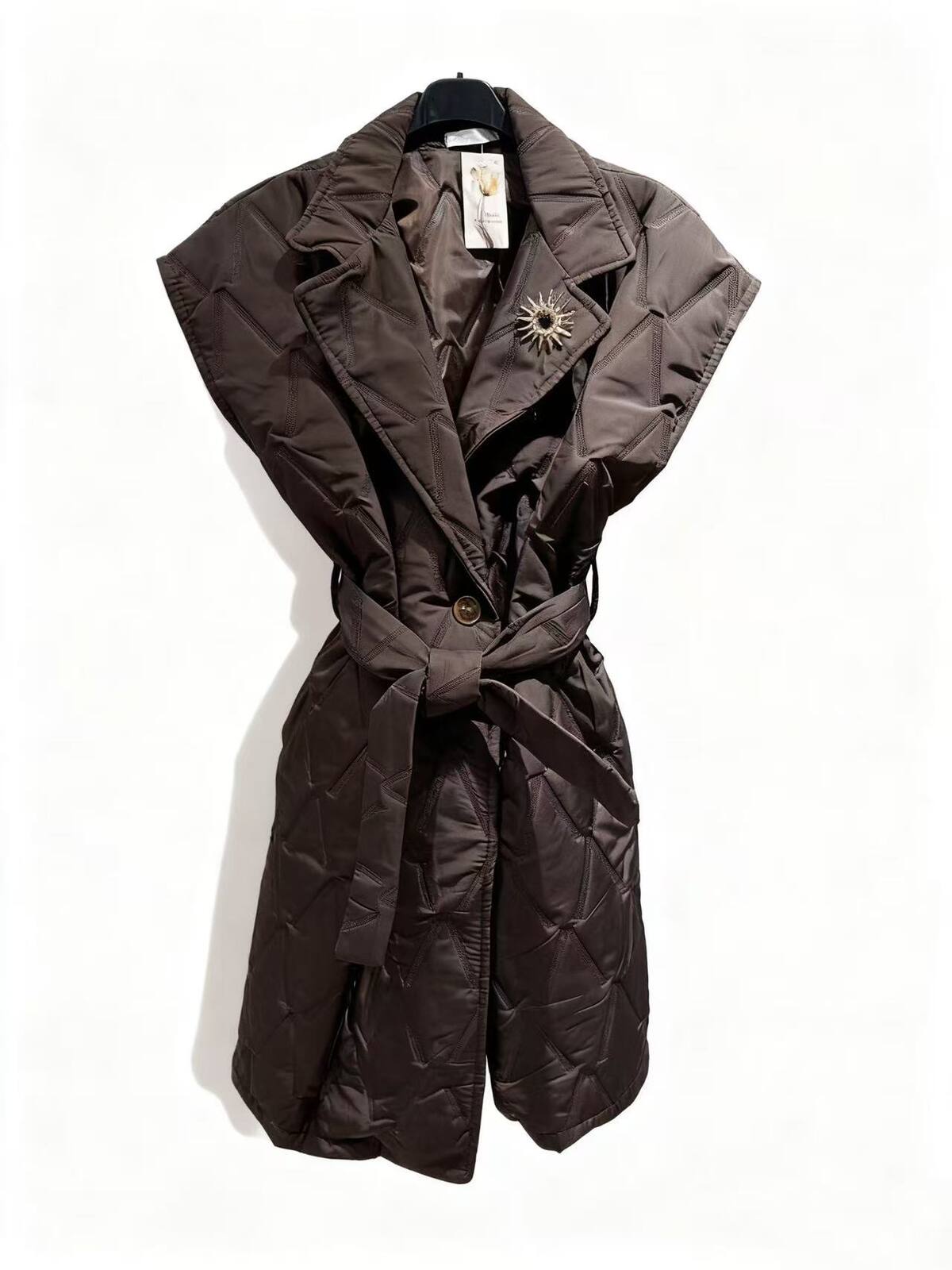 Lange bodywarmer met gouden broche - choco