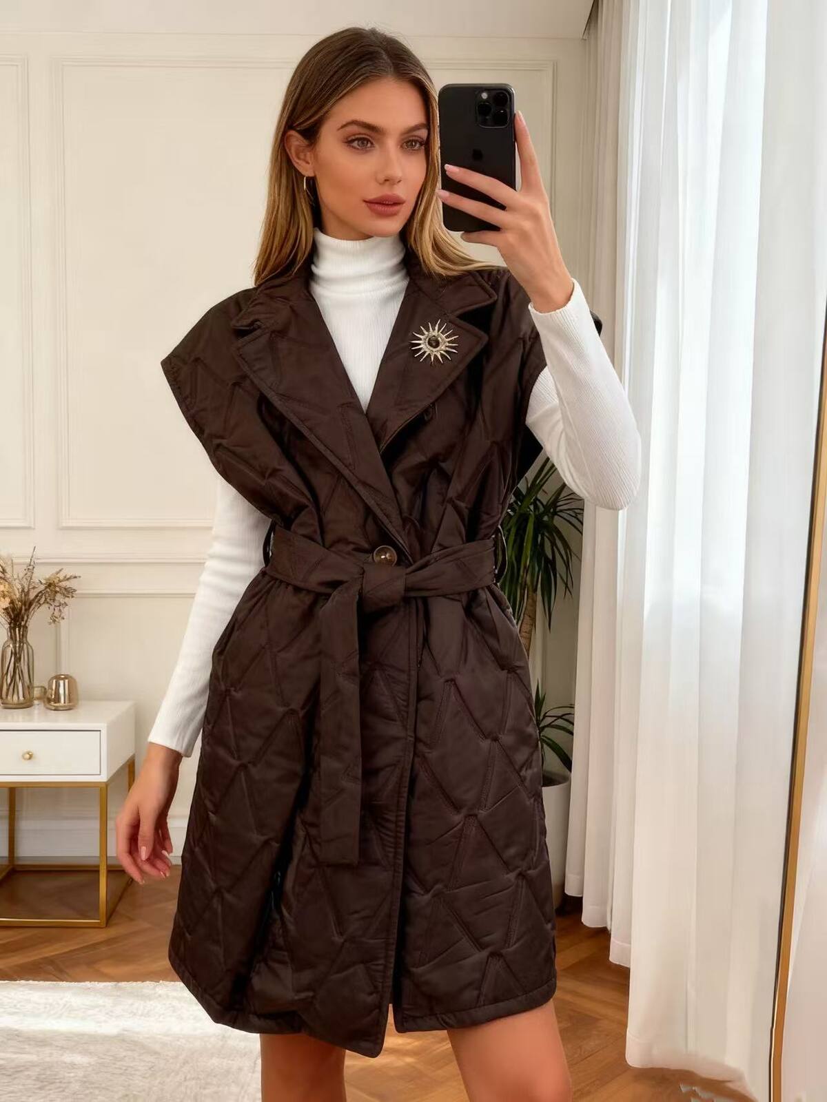 Lange bodywarmer met gouden broche - choco