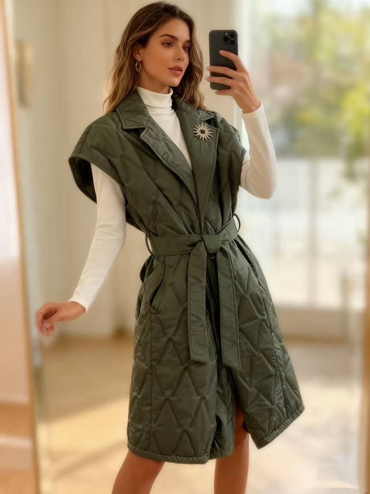 Lange bodywarmer met gouden broche - khaki