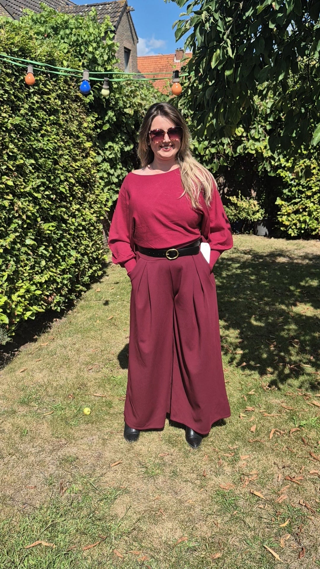 Wijde damesbroek met riem – superflaterend & comfy bordo